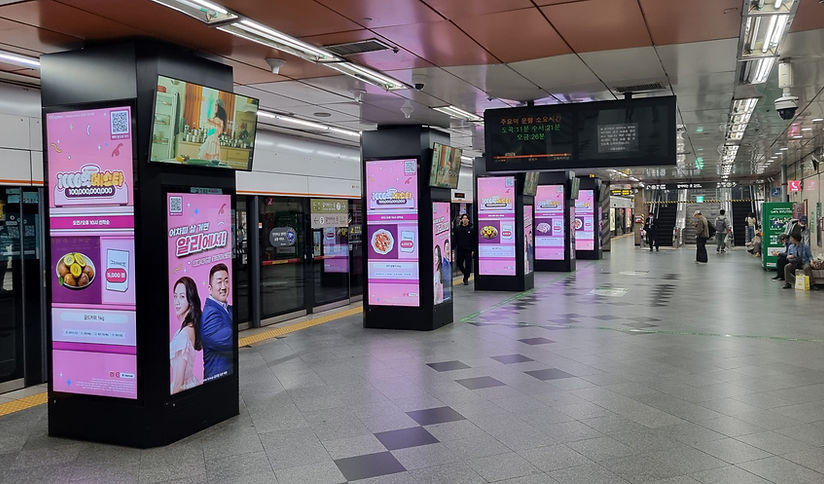 ソウル地下鉄 2号線 東大門歴史文化公園（トンデムンヨクサムナゴンウォン） デジタルボード（映像）