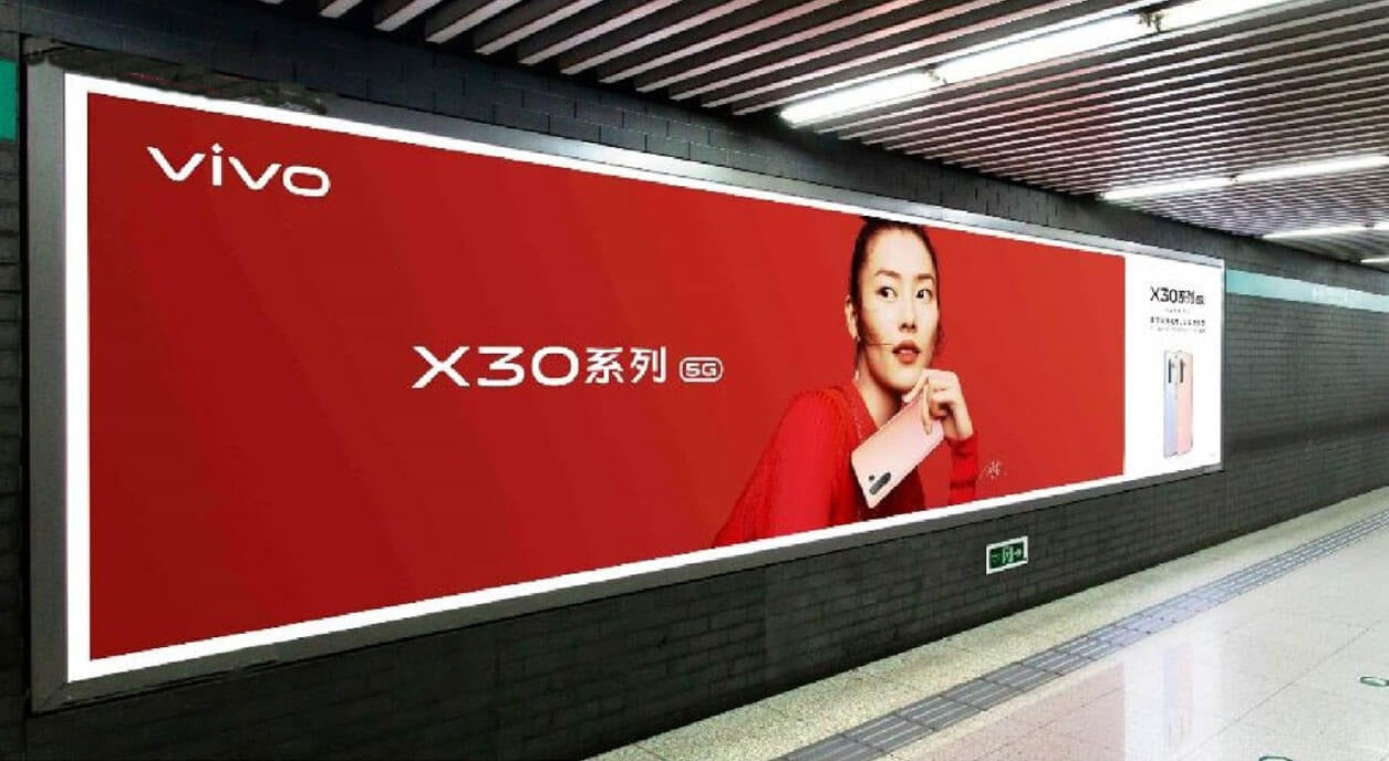 北京地下鉄 西单駅 ホーム 大型ボード